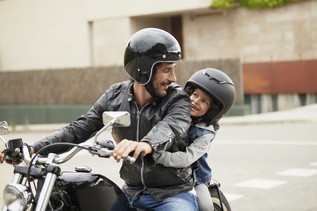 Bambini in moto | Cosa prevede il Codice della Strada